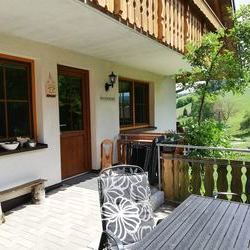 Eingang mit Terrasse, fr die kleinen Gste gibts einen Minisandkasten auf Rdern