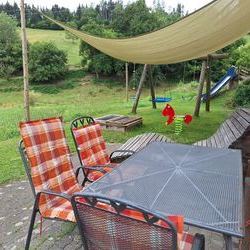 Whrend der heien Sommerwochen ist ber dem Spielplatz ein Sonnensegel angebracht