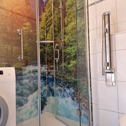 In der fast bodenebenen Dusche gibt es einen zustzlichen Haltegriff und neben dem WC ebenfalls einen Sttzgriff, der klappbar ist