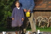 Opa Albert und Meike füttern die Tauben