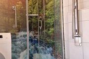 in der fast bodenebenen Dusche gibt es einen zusätzlichen Haltegriff, neben dem WC eine klappbaren Stützgriff